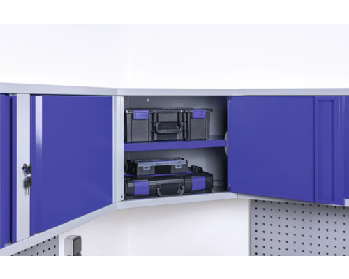 Werkplaatsinrichting met gereedschapskoffer in hangkast