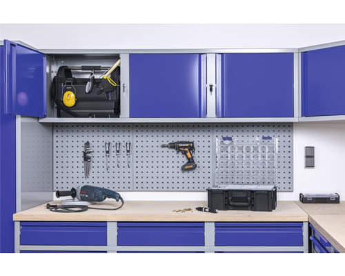 Werkplaatsinrichting met gereedschapskast, werkbank en gereedschapsbord voor gereedschapsopslag