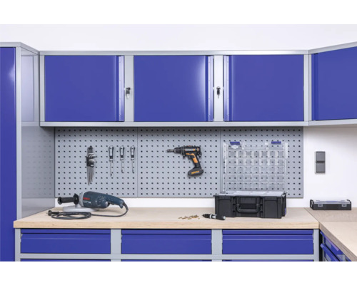 Werkplaats met gereedschapskasten, gereedschapswand en gereedschappen