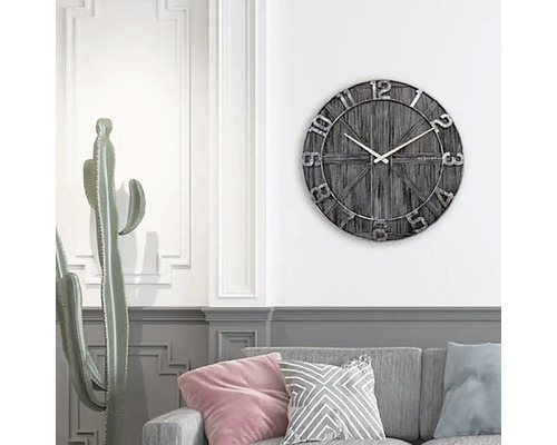 Wandklok met Romeinse cijfers in een woonkamer