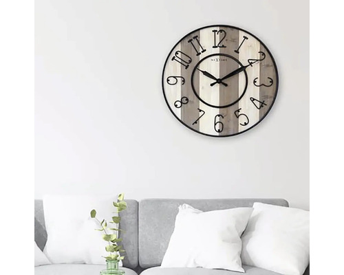 Nextime wandklok met cijfers op een lichte houten achtergrond