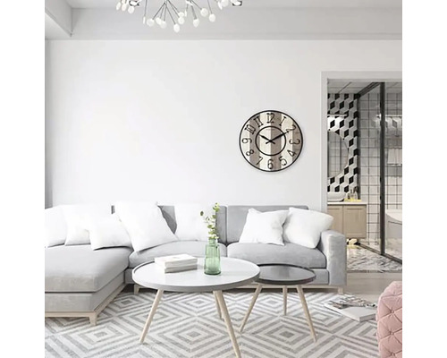 Woonkamer met bank, salontafels, vloerkleed en wandklok