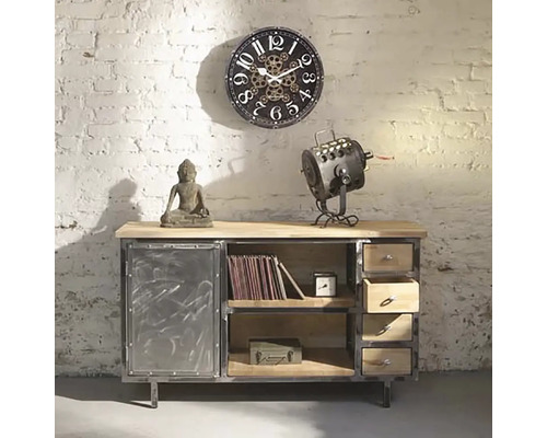 Dressoir met klok, boeddhabeeld en lamp voor een bakstenen muur