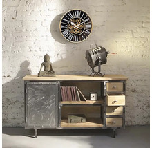 Woonkamer met wandklok, dressoir en decoratie in industriële stijl