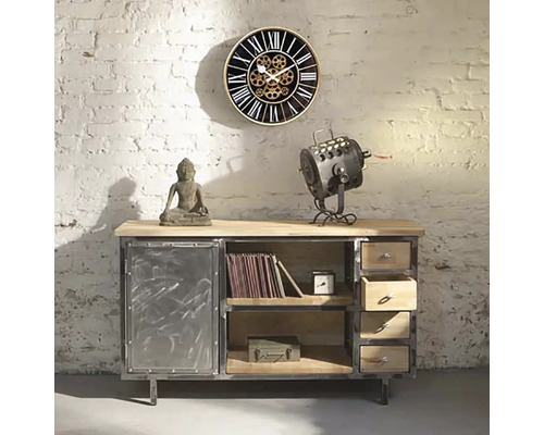 Woonkamer met wandklok, dressoir en decoratie in industriële stijl