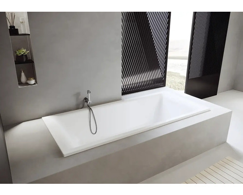 Ingebouwde rechthoekige badkuip met handdouche in lichte badkamer.