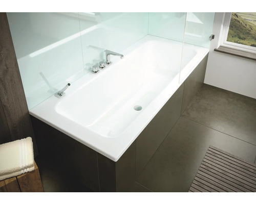 Rechthoekig bad met douchewand en kraan