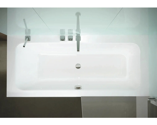 Bovenaanzicht van een wit ligbad met kraan en douchekop