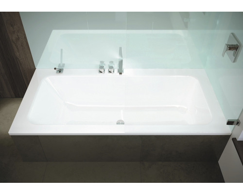 Ingebouwd ligbad met glazen douchewand en armaturen