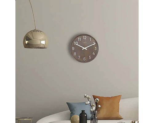 Houten wandklok in de woonkamer