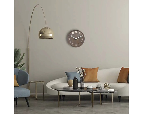 Woonkamer met bank, tafel, lamp en houten wandklok