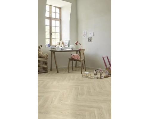 Kinderkamer met lichte houten vloer in visgraatmotief, bureau en speelgoed