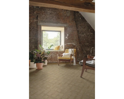 Zolderkamer met houten balken, bakstenen muur, raam en houten vloer in visgraatmotief, gedecoreerd met kamerplanten en fauteuils