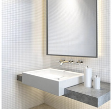 Moderne badkamer met witte opzetwastafel, spiegel en kraan