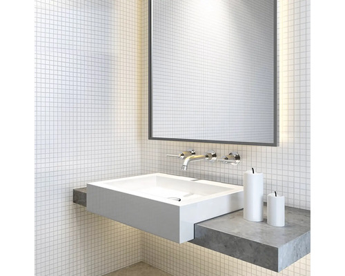 Moderne badkamer met witte opzetwastafel, spiegel en kraan