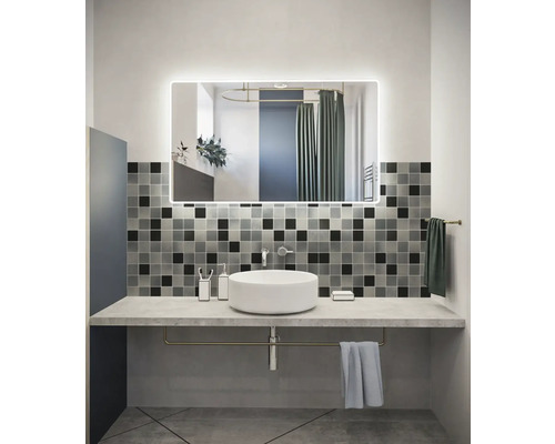 Badkamer met wastafel, spiegel met verlichting en vierkante tegels