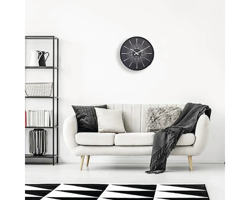 Woonkamer met bank, wandklok en boekenkast voor een moderne inrichting