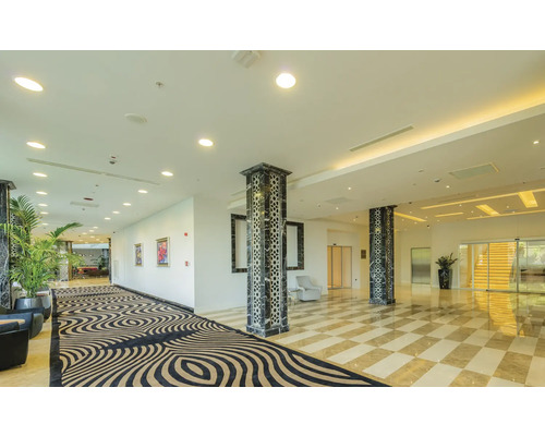 Elegante hotellobby met marmeren vloer, zuilen en tapijt