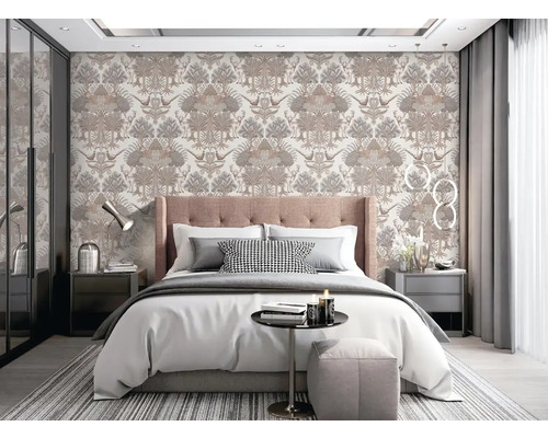 Slaapkamer met patroonbehang, bed en nachtkastjes voor een lichte sfeer