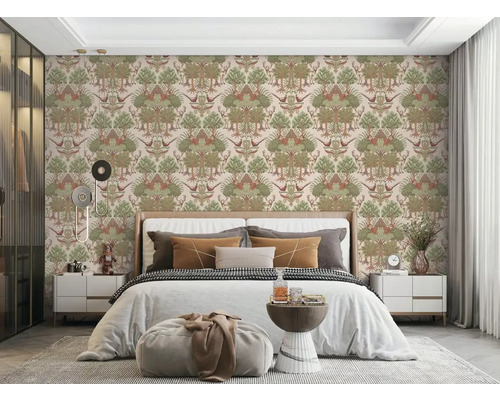 Slaapkamer met behang met boom-, vogel- en hertmotief