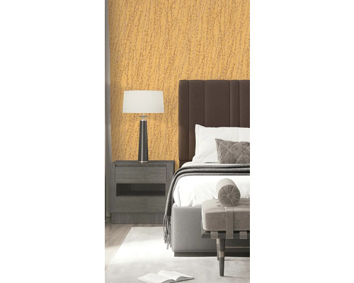 Slaapkamer met bed, nachtkastlamp en patroonbehang