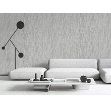 Woonkamer met gestructureerde achtergrond, bank en decoratieve staande lamp