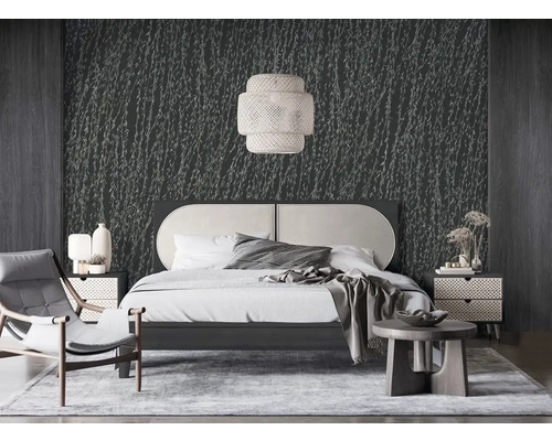 Slaapkamer met bed, nachtkastjes, lamp en behang met motief