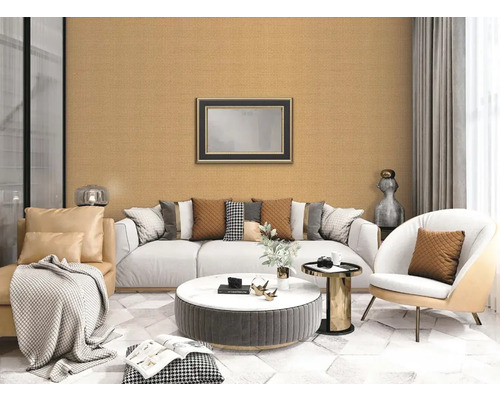 Woonkamer met bank, fauteuil, salontafel en wanddecoratie