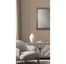 Interieur met patroonbehang, fauteuil en dressoir met spiegel
