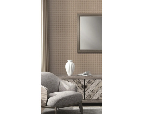 Interieur met patroonbehang, fauteuil en dressoir met spiegel