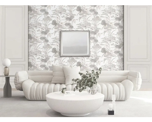 Woonkamer met patroonbehang, bank en tafel