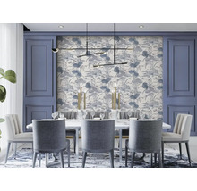 Eetkamer met eettafel, stoelen, behang en verlichting.