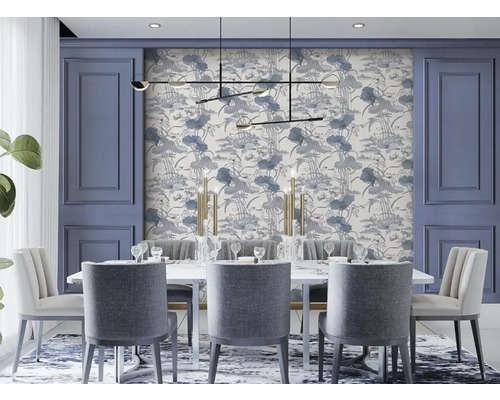 Eetkamer met eettafel, stoelen, behang en verlichting.