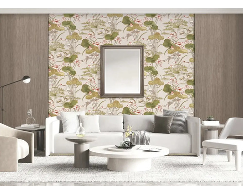 Decoratieve woonkamer met behang met plantenmotief, spiegel en witte meubels.