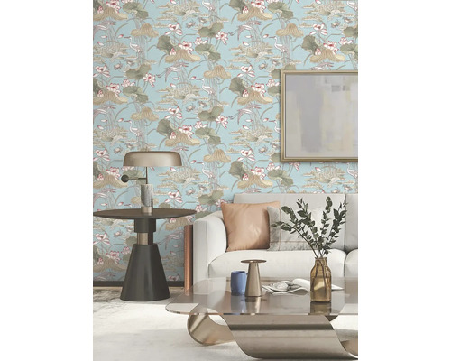 Woonkamer met behang met lotusbloemen en reigers.