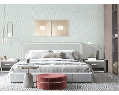 Slaapkamer met bed, nachtkastjes en decoratieve items in een helder en modern design.