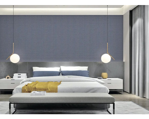 Slaapkamer met bed, nachtkastjes en wandbekleding