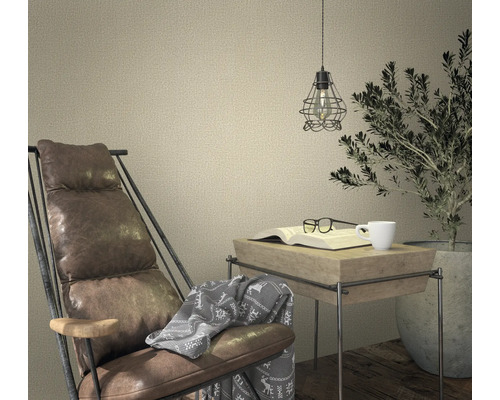 Leeshoek met fauteuil, bijzettafel, lamp en kamerplant