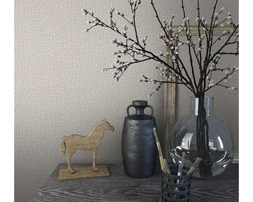 Decoratief arrangement met houten paard, vaas en katjeswilgentakken op een tafel