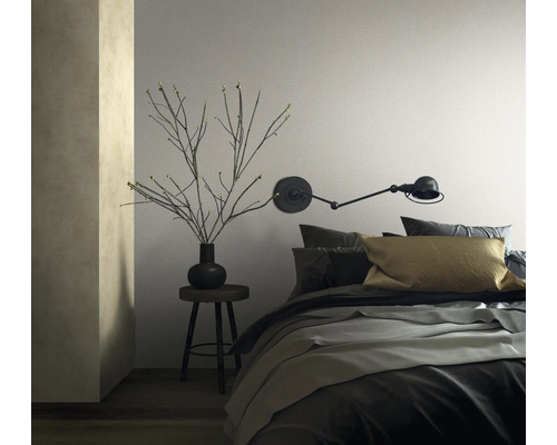 Slaapkamer met bed, wandlamp en decoratie