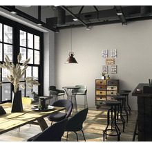 Interieur met houten tafel, stoelen, barkrukken en decoraties in loftstijl