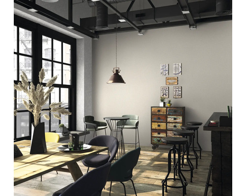 Interieur met houten tafel, stoelen, barkrukken en decoraties in loftstijl