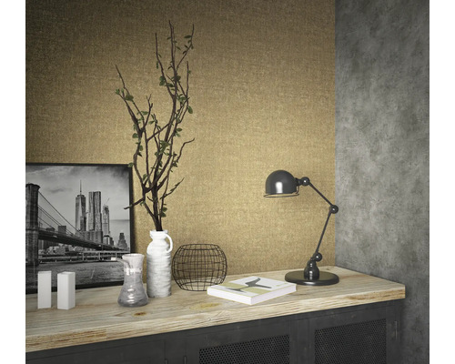Decoratieve scène met tafellamp, vaas, decoratieobjecten en een ingelijste foto op een kast