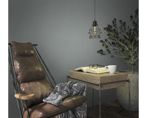 Leeshoek met fauteuil, bijzettafel, boek, bril en kamerplant