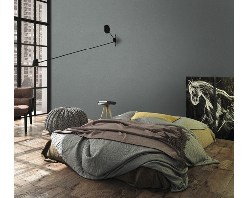 Slaapkamer met bed, nachtkastje, wandlamp en afbeeldingen van paarden