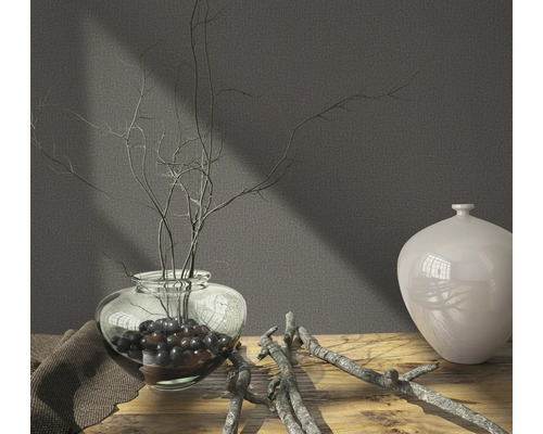Decoratief arrangement met vaas, takken en decoratieve bollen op een houten tafel