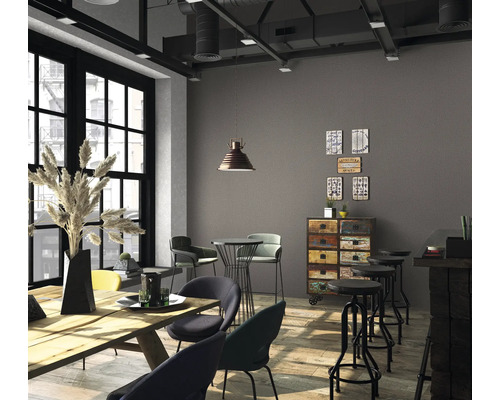Inrichting van een restaurant met tafels, stoelen, barkrukken, een ladekast en decoratie