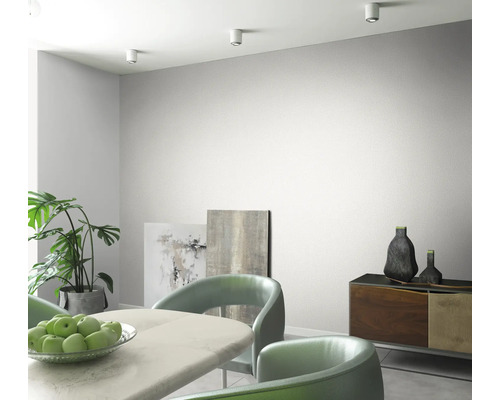 Lichte woonkamer met eettafel, stoelen, dressoir en plafondlampen