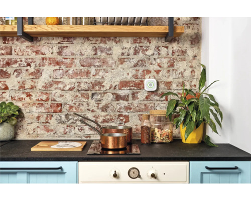 Keukenscène met metselwerk, fornuis en rookmelder