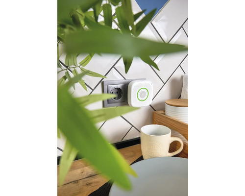 Stekker-luchtkwaliteitssensor aangesloten op stopcontact